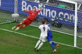 Le capitaine anglais Harry Kane inscrit le but de la victoire face à la Slovaquie (2-1) en 8e de finale de l'Euro-2024 le 30 juin 2024 à Gelsenkirchen