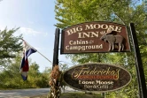 Un panneau pour l'entrée de l'auberge "Big Moose Inn", à Millinocket dans l'Etat américain du Maine, où s'est tenu un mariage devenu événement "ultra-propagateur" du Covid-19, ici en septembre 2020