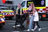 Des familles évacuées du centre commercial Westfield Bondi Junction à Sydney où a été perpétrée l'attaque au couteau, le 13 avril 2024