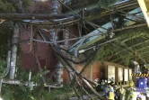 Des employés de la compagnie ferroviaire JR déblaient des branches à Tokyo, le 1er octobre 2018.