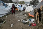 Une femme marche dans le camp de migrants de l'île de Chios en Grèce, le 11 décembre 2019