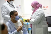 Le Premier ministre libyen Abdelhamid Dbeibah se fait vacciner contre le Covid-19, le 10 avril 2021 à Tripoli