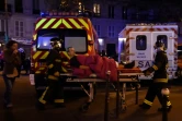 Une victime des attaques de Paris évacuée par des pompiers, le 13 novembre 2015