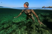 Lazaro Diaz, un retraité cubain de 75 ans, membre du club "Jeunesse accumulée", nage dans une piscine d'eau de mer à La Havane, le 17 mai 2025