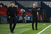Les entraîneurs Mauricio Pochettino du PSG et Pep Guardiola de City donnent des consignes à leurs joueurs, opposés en demi-finale, le 28 avril 2021 au Parc des Princes 
