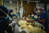 Des soignants s'occupent un patient après une intervention chirurgicale, à l'unité de soins intensifs de l'hôpital Lariboisière, le 14 octobre 2020 à Paris