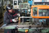 Un ouvrier de l'entreprise Bodet à Trémentines (France) prépare un nouveau diapason pour une cloche en réparation, le 17 décembre 2018