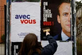 Des militants de LREM et des "Jeunes avec Macron" collent des affiches le 18 février 2022 à Issy-les-Moulineaux, en région parisienne, appelant le président à se déclarer