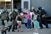 Des policiers anti-émeutes arrêtent des manifestants, le 11 août 2020 à Minsk, au Belarus