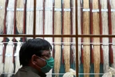 Gouranga Kar, directeur de l'Institut de recherche sur le jute, montre différents types de fibres naturelles le 19 mars 2021 à Barrackpore, en Inde