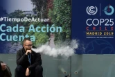 Un homme fume une cigarette électronique à la conférence pour le climat COP25 à Madrid, le 11 décembre 2019