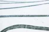 Vue aérienne de pistes gelées déneigées et de patineurs qui participent à la "Sigtunarännet", course de 50 km sur le lac Mälaren, au départ de Sigtuna, au nord de Stockholm, le 20 février 2022