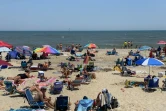 Bain de soleil sur la plage de Chincoteague, le 27 juin 2020 en Virginie