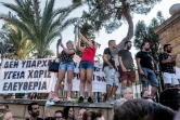 Des manifestants protestent contre les mesures sanitaires devant le palais présidentiel à Nicosie (Chypre) le 18 juillet 2021