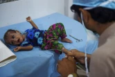 Des médecins pakistanais traitent une fillette malnutrie à l'hôpital de Methi le 25 mai 2018
