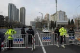 Des policiers bloquent la route d'accès au tribunal de Tianjin où se déroule le procès de l'avocat Wang Quanzhang, spécialisé dans la défense des droits de l'Homme, le 26 décembre 2018 en Chine