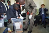 L'aristocrate britannique, Jack Alexander Wolf Marrian (D), face aux 100 kilos de cocaïne, le 11 novembre 2016 au siège du Département d'enquête criminelle de Nairobi
