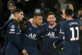 L'attaquant argentin du Paris Saint-Germain, Lionel Messi, félicité par ses coéquipiers, après avoir marqué le 3e but contre Bruges, lors de la 6e journée du groupe A de la Ligue des Champions, le 7 décembre 2021 au Parc des Princes