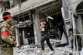 Des combattants syriens soutenus par l'armée turque pillent des magasins après la chute de la ville kurde syrienne d'Afrine le 18 mars 2018