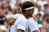 Le Français Jo-Wilfried Tsonga (g) lors de son élimination par l'Espagnol Rafael Nadal avant lesl 8e de finale de Wimbledon le 6 juillet 2019
