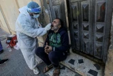 Un membre des services de santé palestiniens effectue des prélèvements biologiques pour des tests de coronavirus à Rafah, dans le sud de la bande de Gaza, le 11 janvier 2021