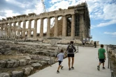 Des touristes visitent le temple du Parthénon sur l'Acropole à Athènes, le 4 juin 2021