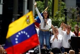 Maria Corina Machado, leader de l'opposition vénézuélienne, salue ses partisans lors d'un rassemblement à Caracas, le 28 août 2024