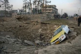 Une voiture a été projetée dans un cratère suite à la forte explosion liée à l'attentat contre le consulat allemand à  Mazar-i-Sharif, le 11 novembre 2016