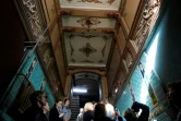 Des personnes découvrent une entrée d'immeuble d'époque lors d'une visite guidée, le 15 avril 2018 à Saint-Pétersbourg