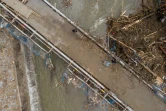 Des pompiers travaillant à nettoyer un pont détruit sur la rivière Biala Glucholaska à Glucholazy, dans le sud de la Pologne le 24 septembre 2024, après les inondations provoquées par la tempête Boris