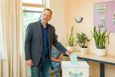 Le candidat du parti allemand anti-immigration de l'Alternative pour l'Allemagne (AfD) Leif-Erik Holm vote aux élections régionales à Klein Trebbow, le 4 septembre 2016