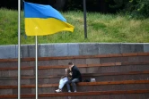 Un couple s'embrasse dans un parc de Kiev le 22 juin 2022