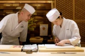 Apprentie chez Onodera à Tokyo, Mizuho Iwai (d) apprend aurpès du maitre sushi à confectionner les plats, le 27 novembre 2019