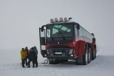 Des touristes près du bus géant qui parcourt le glacier de Langjökull, le 1er octobre 2020 en Islande