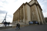 Des personnes marchent le long du musée de l'Homme à Paris le 13 octobre 2015