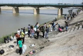 Des jeunes bénévoles participent à une campagne de nettoyage des rives du Tigre, le 11 mars 2022 à Bagdad, en Irak