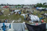 Des rescapés du séisme ont construit des abris de fortune près des Cayes, à Haïti, le 17 août 2021 