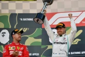 Valtteri Bottas soulève le trophée de la sa victoire dans le GP du Japon sous le regard de Sebastian Vettel, le 13 octobre 2019 à Suzuka