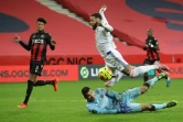L'attaquant de Lyon Memphis Depay au-dessus du gardien de Nice Walter Benitez, le 19 décembre 2020 à Nice 