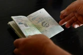 Les visiteurs font tamponner leur passeport à leur arrivée à Sealand, le 16 septembre 2021