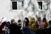 Des femmes font la queue pour déposer une demande de passeport, le 25 juillet 2021 à Kaboul, en Afghanistan