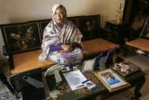 Manal Fadlallah, la mère d'Aya, montre des documents et des photos lors d'une interview avec l'AFP, le 4 mars 2017 à Khartoum, au Soudan