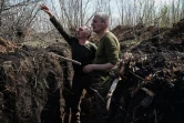Des soldats ukrainiens creusent une tranchée près de Barvinkove, le 25 avril 2022 dans l'est de l'Ukraine