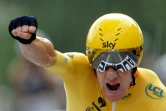 La joie du maillot jaune, le Britannique Bradley Wiggins, après avoir remporté la 19e étape du Tour de France, un contre-la-montre entre Bonneval et Chartres, le 21 juillet 2012