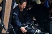Un membre de l'équipe de sauveteurs de la police fédérale australienne prépare son équipement près de la grotte où sont piégés 12 enfants, dans le district de Mae Sai, en Thailande, le 6 juillet 2018