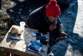 Un migrant recharge son téléphone portable à Sid en Serbie, près de la frontière avec la Croatie, le 7 décembre 2017