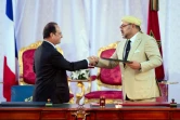 Le président François Hollande et le roi du Maroc Mohammed VI se serrent la main à Tanger le 20 septembre 2015 après la signature d'un contrat de coopération pour la COP21