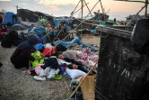 Des réfugiés et des migrants dorment sur la route menant à Mytilène, sur l'île grecque de Lesbos, le 12 septembre 2020, quelques jours après l'incendie qui a détruit le camp de Moria