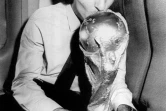 L'attaquant italien Paolo Rossi avec le trophée de la Coupe du Monde, le 12 juillet 1982