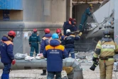 Des sauveteurs travaillent le 2 janvier 2019 sur le site d'un immeuble ravagé deux jours auparavant par une explosion de gaz à Magnitogorsk dans l'Oural russe